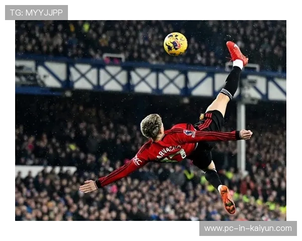 曼联前场压迫造成机会，加纳乔扫射稍偏