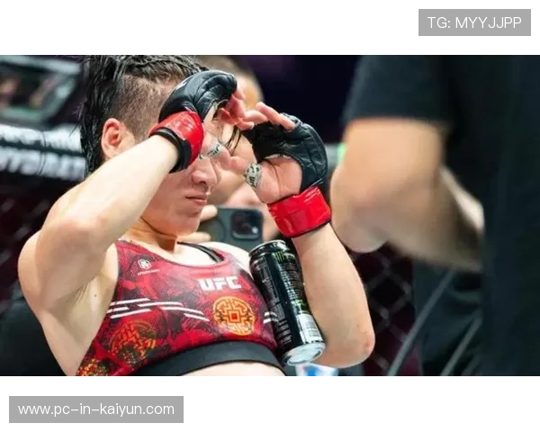 UFC女拳手暴打对手后拥抱她：体育精神中的真情与力量
