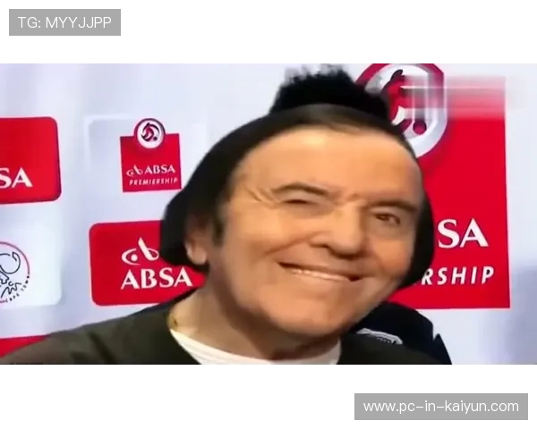 冰球裁判被球反弹砸晕瞬间成搞笑GIF