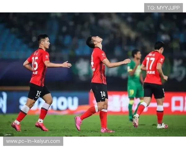 前锋背身回做助攻中路球员轻松破门，解锁战术新风潮